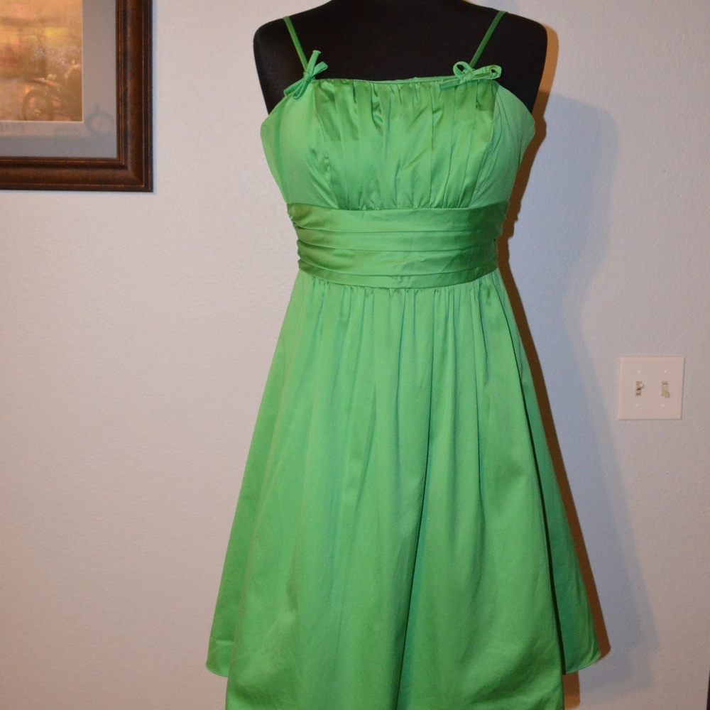 David's Bridal Green knee Dress Size 8 Elegant